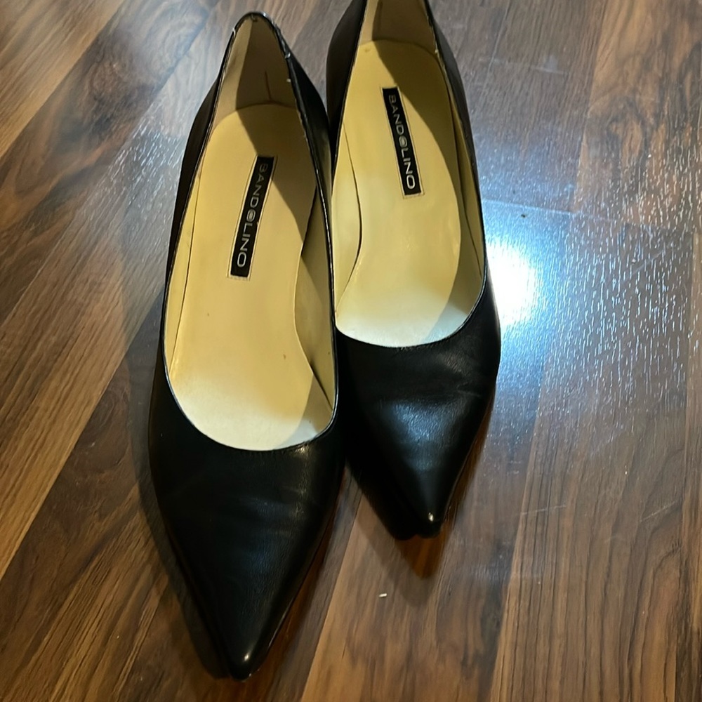 Bandolino black leather heels